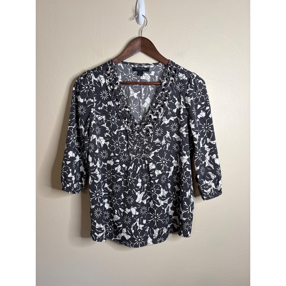 Banana Republic Gray White Floral Embellished V-Neck Blouse Top Small 3/4 Sleeve